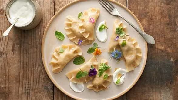 Pierogi z kaszą gryczaną, serem i miętą