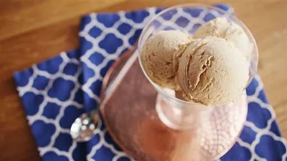 Lody o smaku słonego karmelu