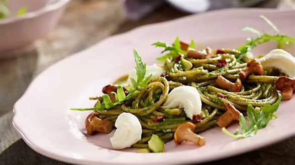 Spaghetti pełnoziarniste z pesto z rukoli i mozzarellą
