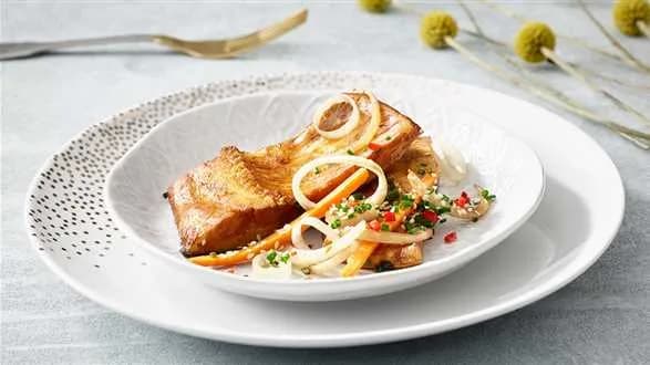 Karp w domowym sosie teriyaki z porem i sezamem