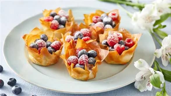 Koszyczki z ciasta filo z kremem i owocami