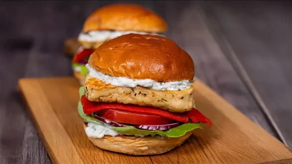 Burgery z halloumi i sosem tzatziki