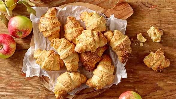 Rogaliki krucho-drożdżowe z jabłkami