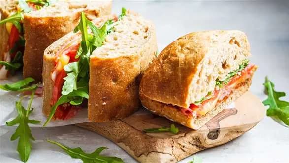 Kanapka z szynką, serem i warzywami