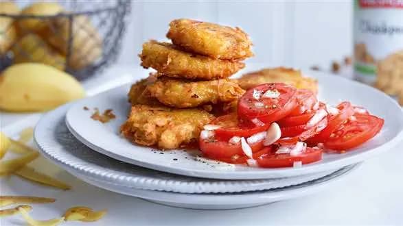 Placki ziemniaczane z ciecierzycą z sałatką z pomidorów