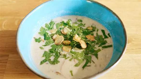 Wegańska zupa pieczarkowa z czosnkiem