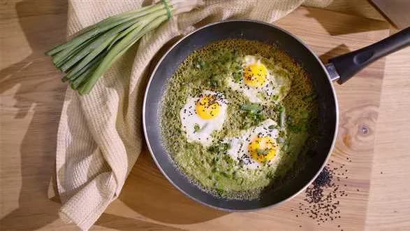 Pesto eggs – jajka sadzone na domowym pesto