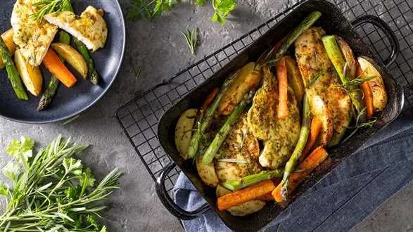 Kurczak pieczony z warzywami na jednej blasze