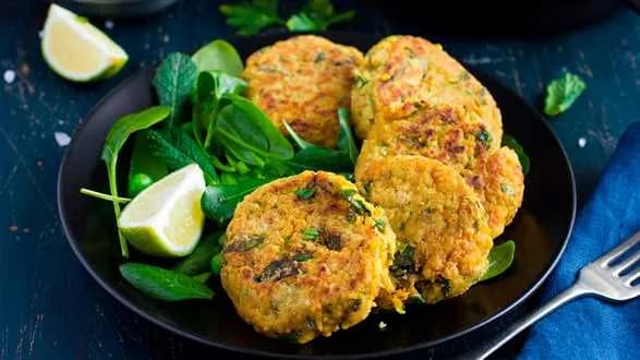 Kotleciki z grochu ze szpinakiem