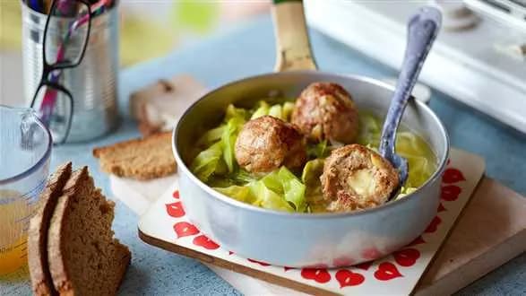 Kapusta z klopsikami faszerowanymi serem