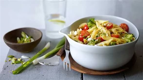 Sałatka z warzywami i makaronem z sosem pistacjowym