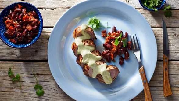 Wędzone polędwiczki wieprzowe z sałatką z fasoli