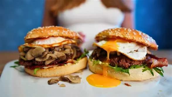 Burgery z jajkiem sadzonym