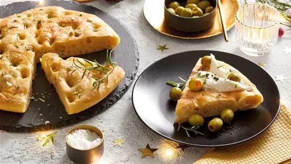 Focaccia. Przepis z burratą i oliwkami