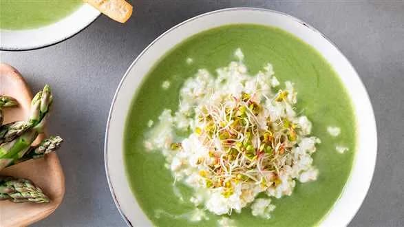 Zupa z zielonych szparagów z kiełkami i twarogiem