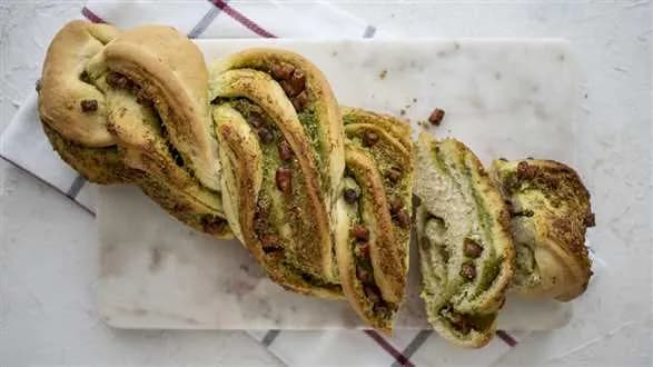 Chlebek z pesto i kabanosami