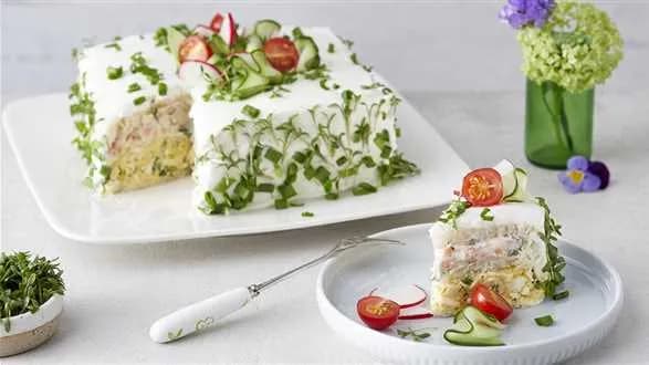 Tort kanapkowy z pastą jajeczną