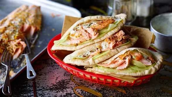 Łosoś z kremem musztardowym w chlebie pita