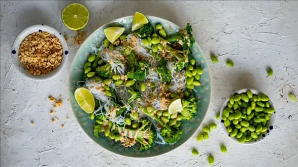 Lekka sałatka z makaronem konjac i warzywami