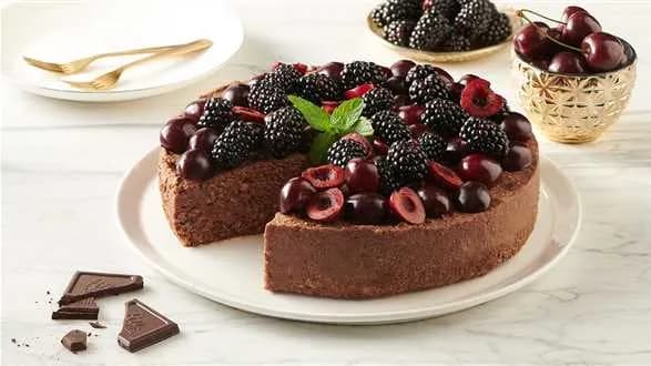 Jagielnik czekoladowy z jeżynami i czereśniami