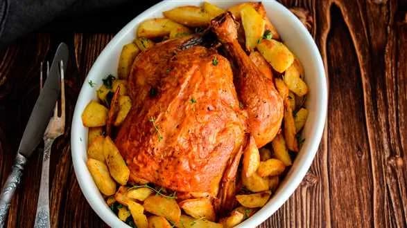 Perliczka pieczona w tymianku z ziemniakami