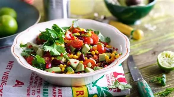 Sałatka z czerwoną fasolą i awokado