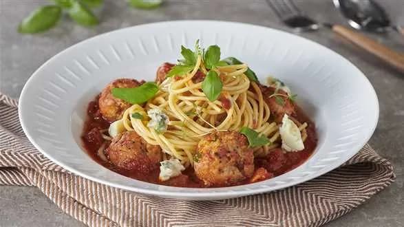 Spaghetti z klopsikami i sosem pomidorowym
