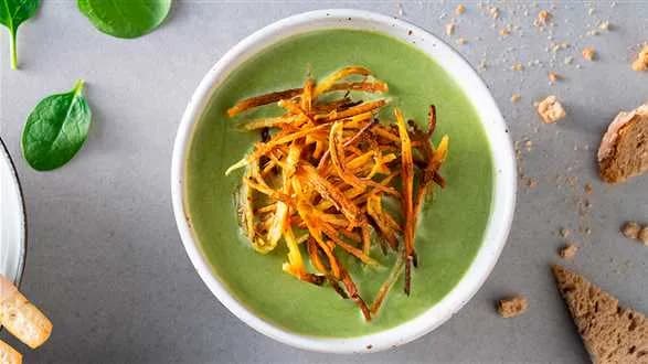 Zupa z zielonych szparagów z ziemniaczaną słomą