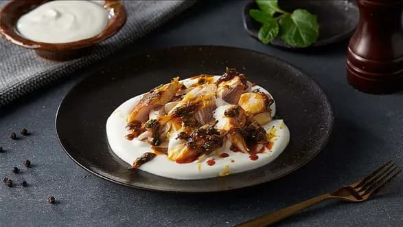 Pieczony pstrąg z sosem maślanym