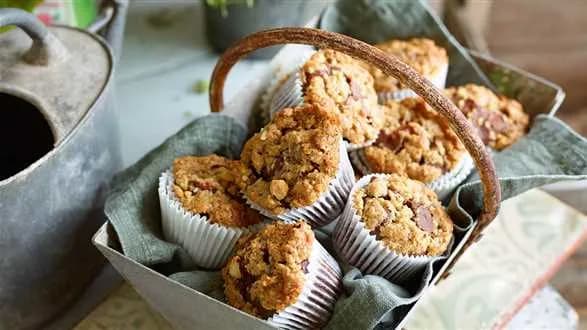 Muffiny czekoladowe z brzoskwiniami i kruszonką orzechową