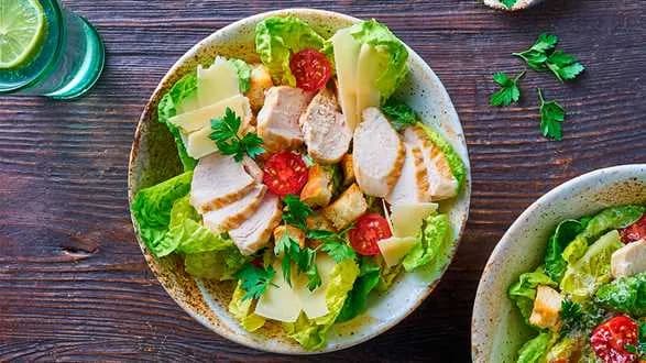 Sałatka cezar z sosem na bazie żółtek jaj