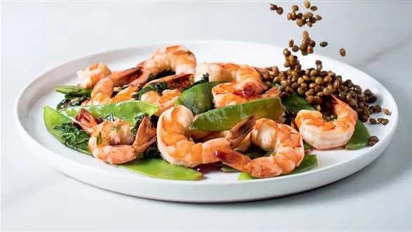 Krewetki tygrysie w maślanym sosie z botwinki i czosnku