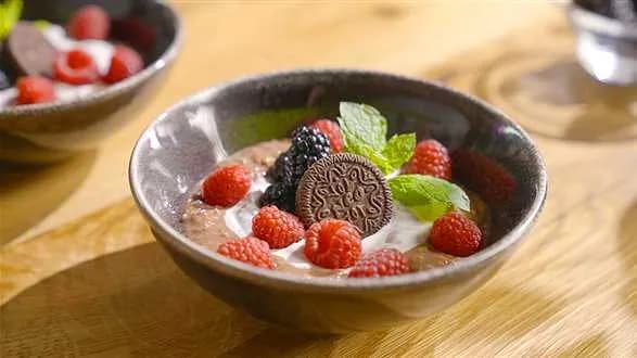 Owsianka ciasteczkowa ze świeżymi owocami