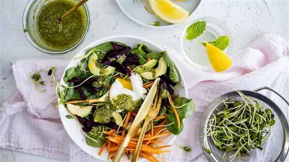 Sałatka śniadaniowa z jajkiem w koszulce