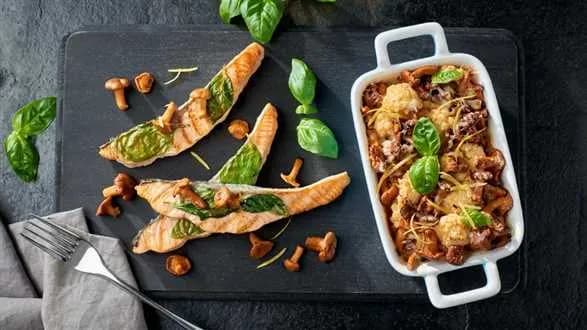 Łosoś smażony z zapiekanką z kalafiora z serem cheddar