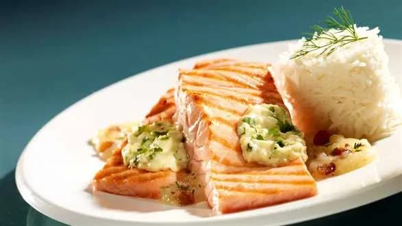 Grillowany łosoś z purée z jabłek i kopru włoskiego