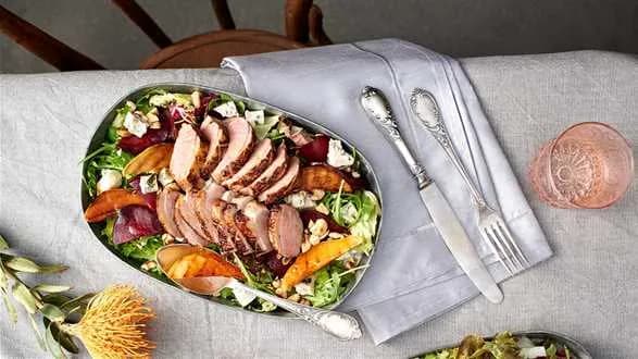 Sałatka z kaczką, gruszką i buraczkiem