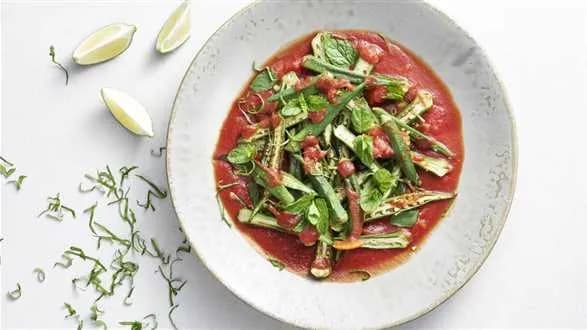 Smażona okra z cebulą i suszonymi morelami