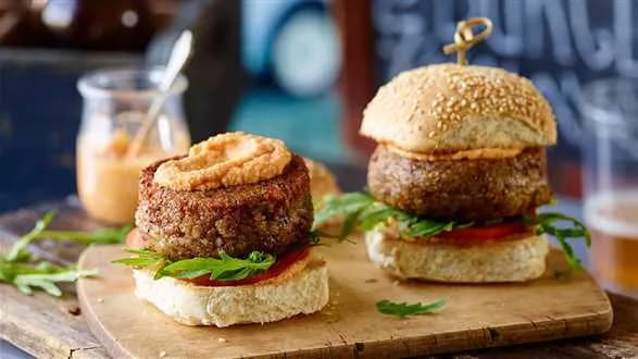 Burger z fasoli z kremem z mango