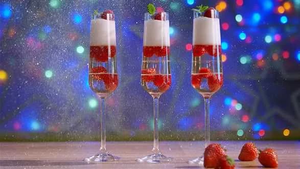 Szampańska galaretka z puszystą pianką i owocami