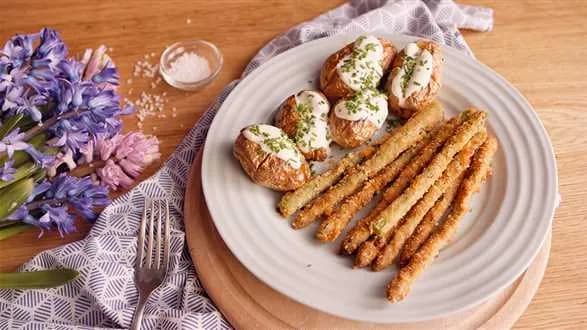 Szparagi w panierce i zapiekane młode ziemniaki