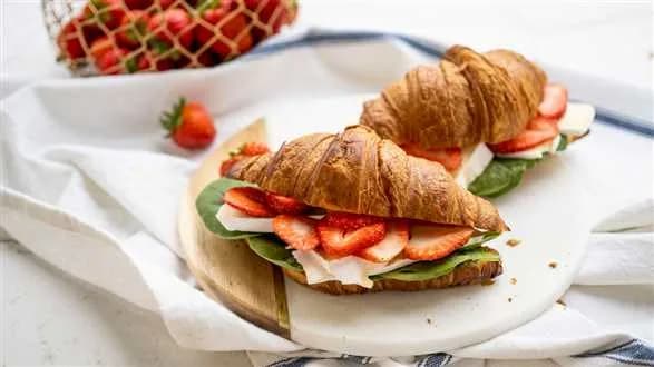 Croissanty z truskawkami i serem brie