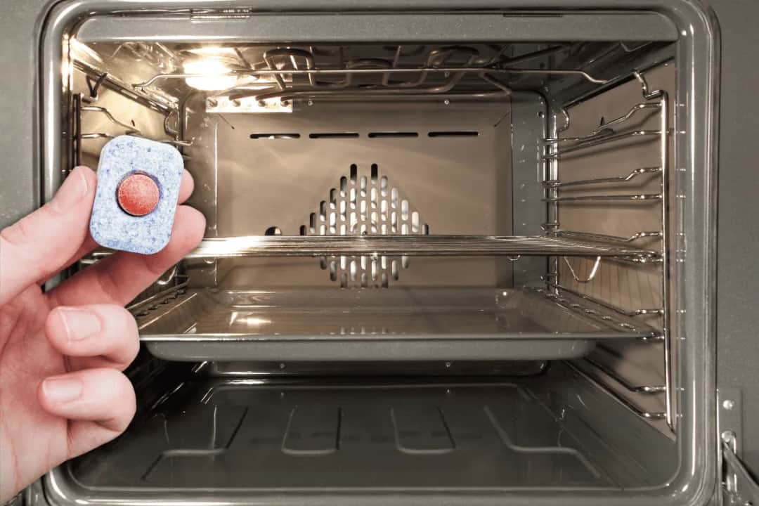 Jak domyć blachy z piekarnika? Skuteczne metody na trudne zabrudzenia