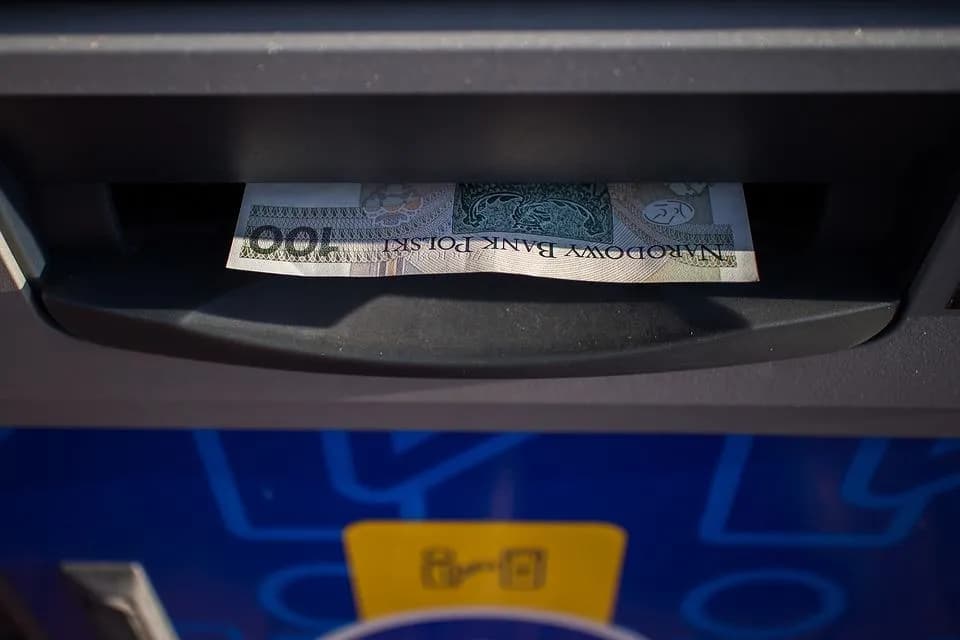 Jak szybko pieniądze z wpłatomatu mBank trafiają na konto?