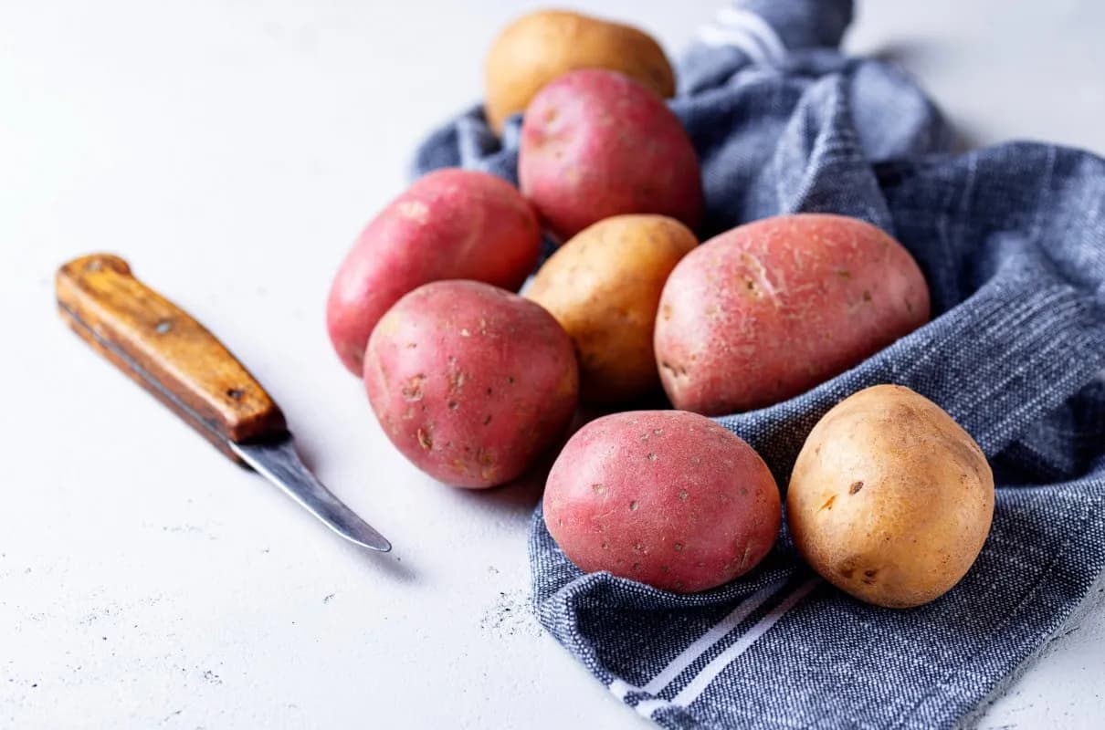 Czerwone ziemniaki - warto posadzić ten cudowny warzywny okaz w swoim ogródku!
