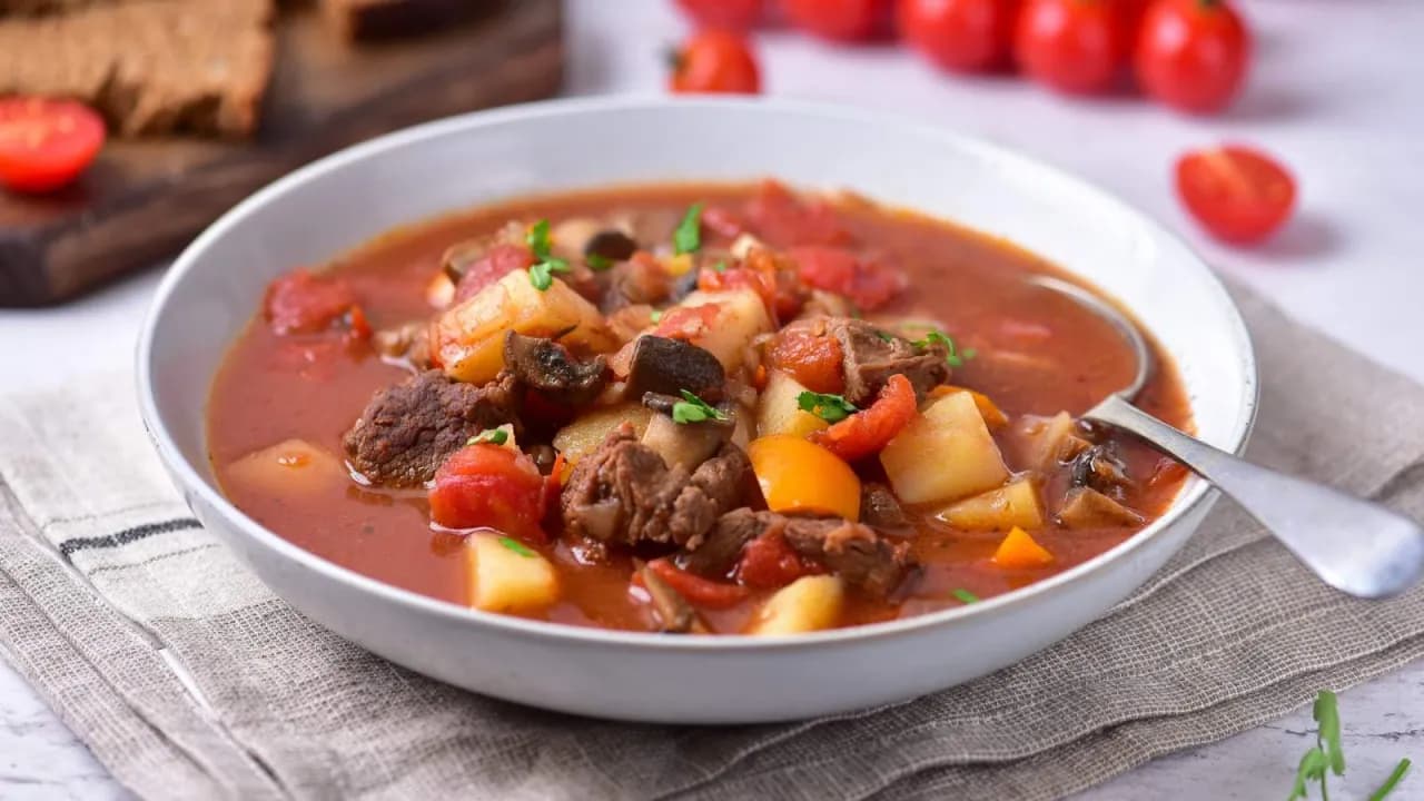 Prosta zupa gulaszowa z wołowiny - szybki przepis na pyszne danie