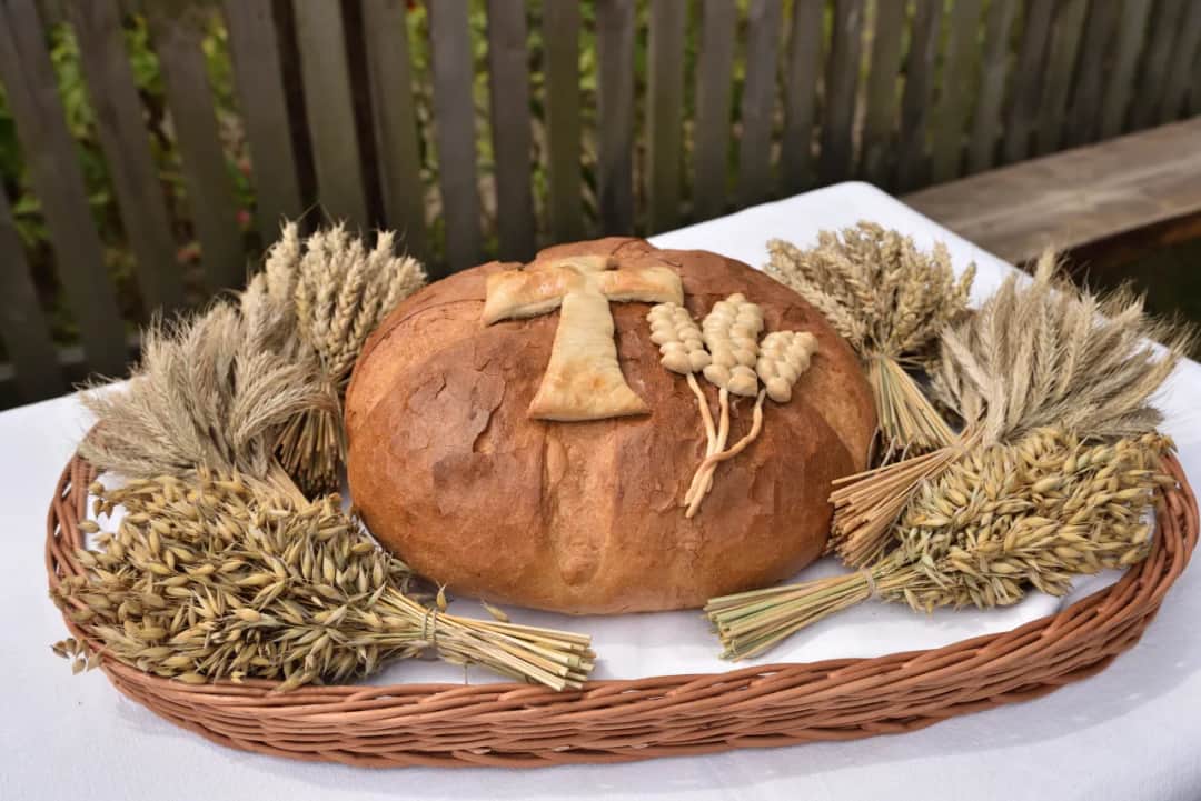 Czego symbolem jest chleb? Odkryj jego głębokie znaczenie w kulturze