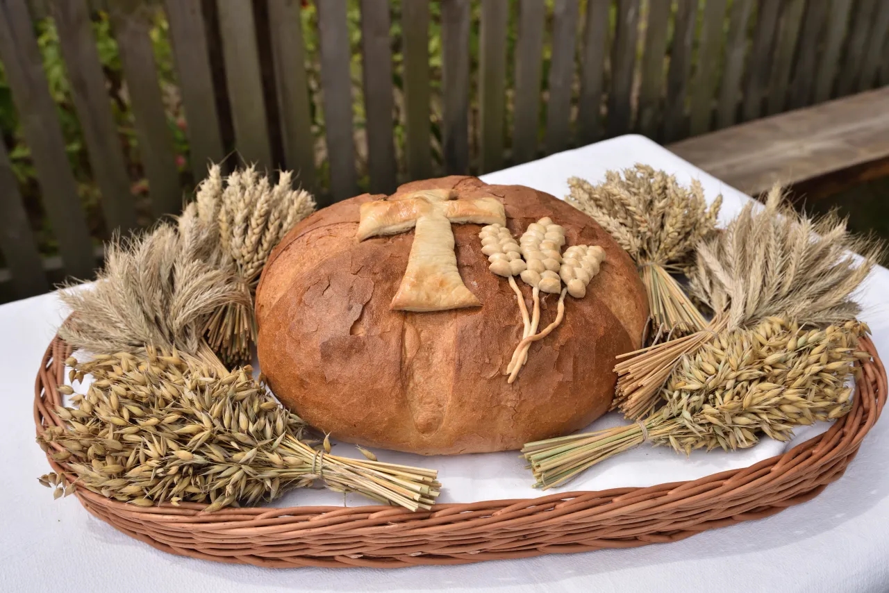 Czego symbolem jest chleb? Odkryj jego głębokie znaczenie w kulturze