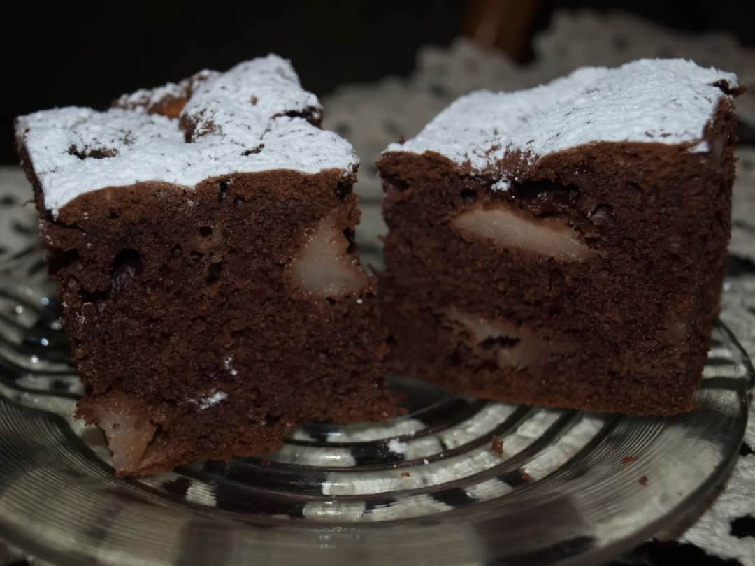 Pyszne ciasto czekoladowe z gruszkami na dużą blachę - przepis