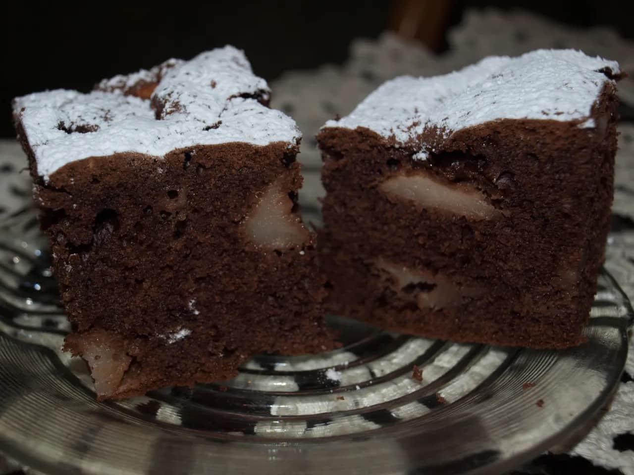 Pyszne ciasto czekoladowe z gruszkami na dużą blachę - przepis